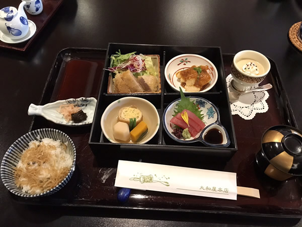 まぐろまんのお膳